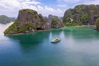 Hanoj: Celodenní plavba po zálivu Ha Long – koupání, jídlo, kajaky