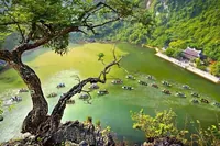 Hanoj – Ninh Binh: Hoa Lu, plavba lodí v Trang Anu a prohlídka jeskyně Mua