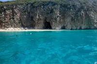 Himara: Prohlídka pirátské jeskyně, pláže, koupání a šnorchlování