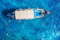 Ischia: Výlet lodí po ostrově s neapolským obědem a šnorchlováním