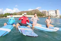Oahu: Waikiki: Dvouhodinová skupinová lekce surfování pro začátečníky.