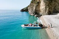 Paleokastritsa: výlet lodí do jeskyní, na pláže Paradisos a Stelari