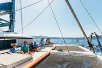 Santorini: Luxusní celodenní výlet katamaránem s jídlem a otevřeným barem