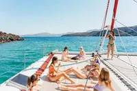 Santorini: Prohlídka katamaránem s grilováním, nápoji a hudbou