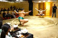 Tokio: Sumo show se zábavou, kuřecím hot potem a gejšou