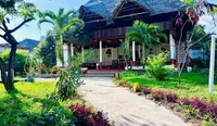 Tropinest bungalows & hostel