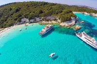 Z ostrova Korfu: Plavba lodí k modrým jeskyním Antipaxos a Paxos