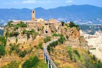 Z Říma: Bagnoregio a Orvieto - celodenní výlet s vínem a obědem.