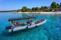 Zadar: Prohlídka ostrovů rychlostním člunem se 4 zastávkami, plavání, šnorchlování a víno