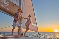 Zlatá plavba katamaránem po Santorini se šnorchlováním, grilováním a otevřeným barem