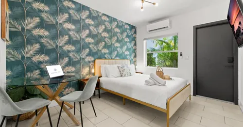 Byronessa Miami Beach