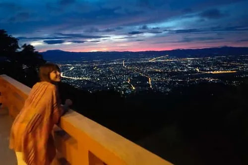Duchovní východ slunce Wat Doi Suthep, Pha Lat, almužna a meditace