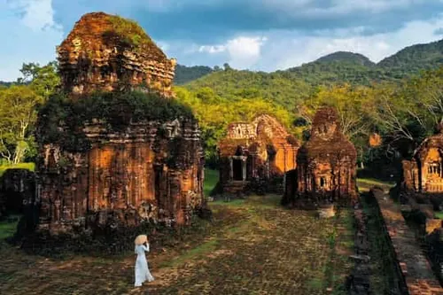 Hội An: Svatyně Mỹ Sơn brzy ráno / při západu slunce s champským jídlem