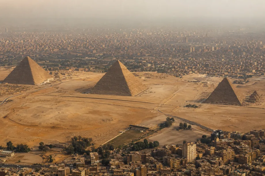 Káhira a pyramidy v Gíze