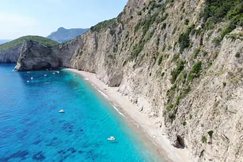 Paleokastritsa: Rajská pláž Yali a modré jeskyně – výlet lodí