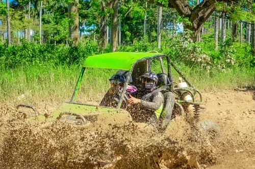 Punta Cana: Prohlídka na bugině nebo čtyřkolce se zastávkami u cenote a na pláži