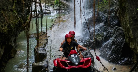 Ubud: Čtyřkolka ATV Vodopády a jeskyně Barong