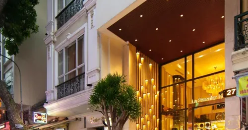 Le Premier Hotel & Rooftop Bar