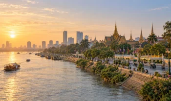 Phnompenh, nábřeží řeky s Královským palácem při západu slunce