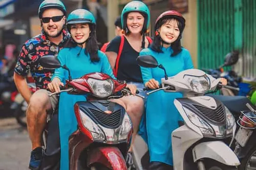 Saigon: Prémiová gastro prohlídka na skútru (s možností návštěvy michelinské restaurace)